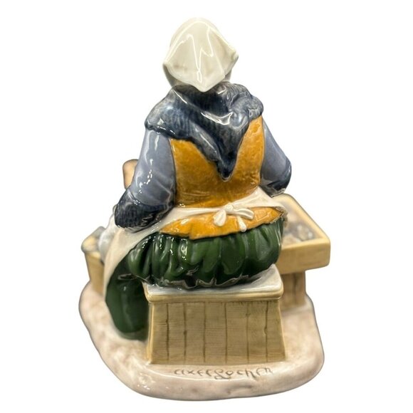 Bing & Grøndahl Denmark Porcelain Figurine Of Old Woman Selling Seafood 2233 - Picture 2 of 6